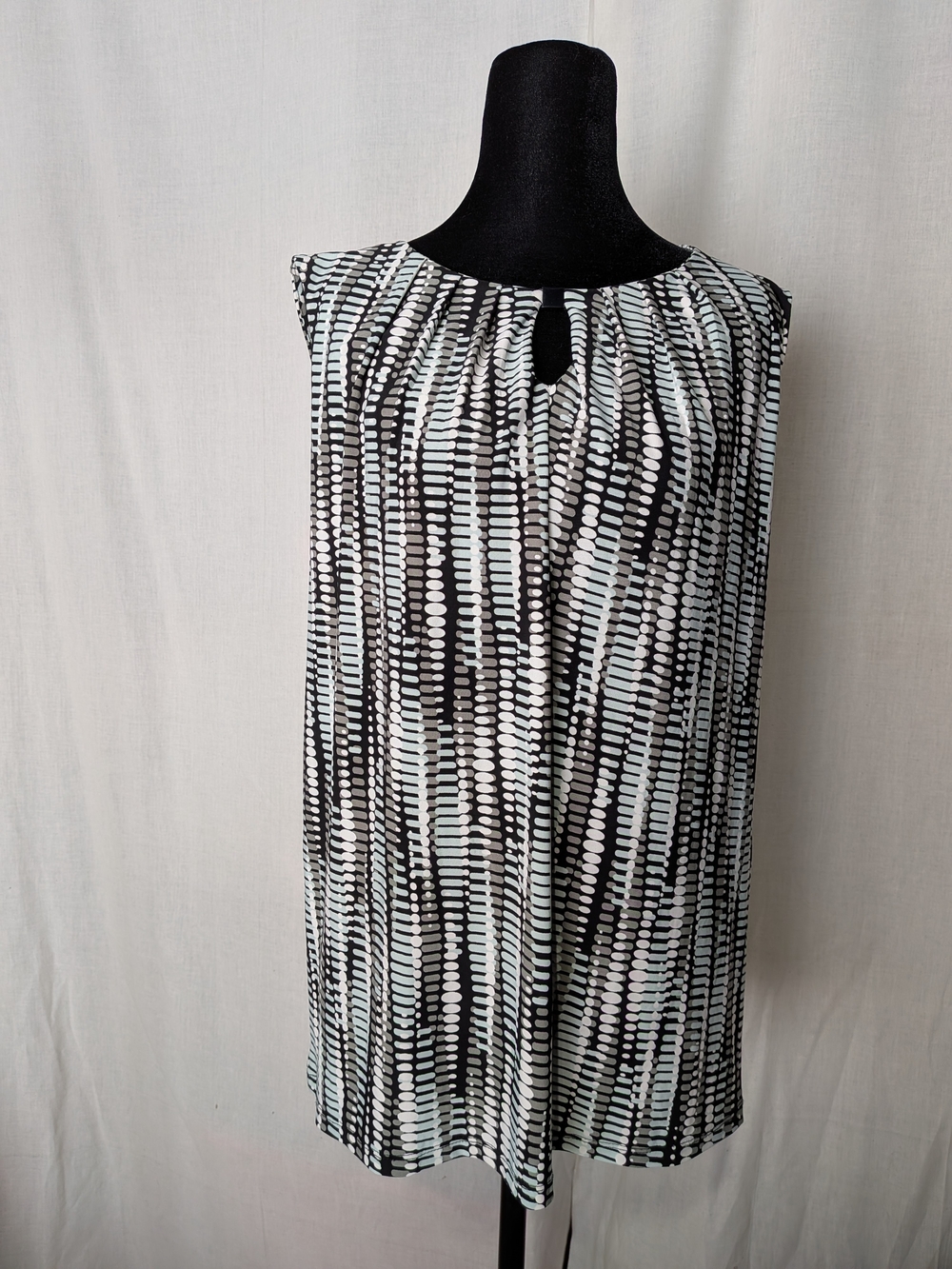 Kasper Black and White Patterned Sleeveless Top
